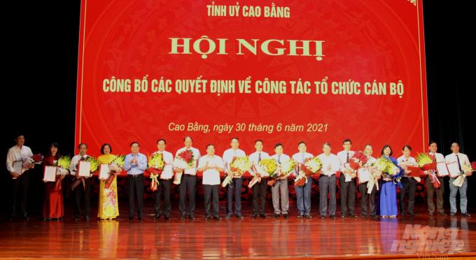 Lãnh đạo tỉnh Cao Bằng trao quyết định, tặng hoa chúc mừng các đồng chí được bổ nhiệm, luân chuyển, điều động. Ảnh: Công Hải.