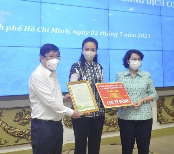 Chủ tịch UBND TPHCM Nguyễn Thành Phong và Chủ tịch Ủy ban MTTQ Việt Nam TP.HCM Tô Thị Bích Châu tiếp nhận bảng tượng trưng tặng trang thiết bị y tế của đại diện Tập đoàn Vạn Thịnh Phát.