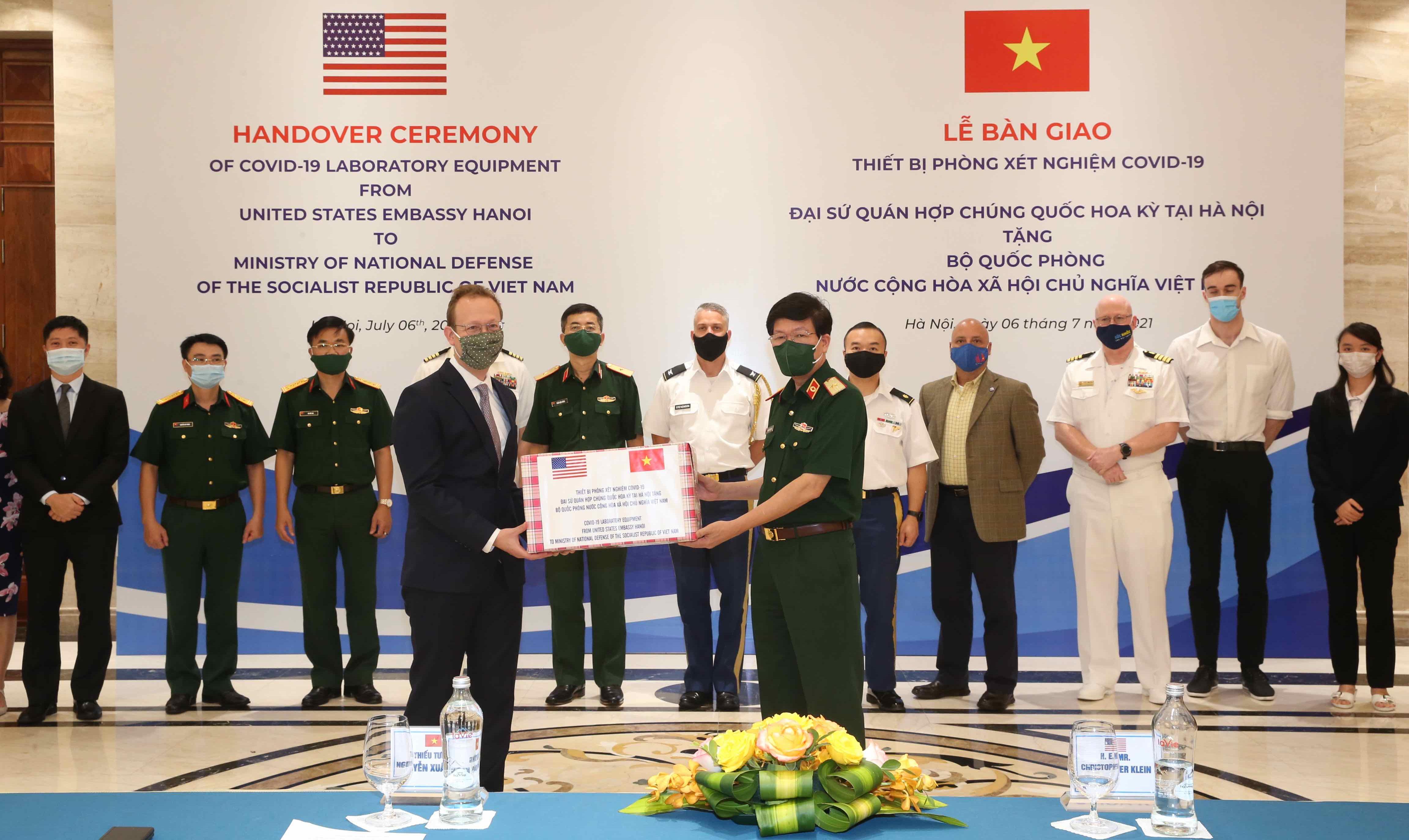 Đại biện lâm thời Christopher Klein trao thiết bị hỗ trợ của Bộ Quốc phòng Mỹ cho Thiếu tướng Nguyễn Xuân Kiên, Cục trưởng Cục Quân y - Bộ Quốc phòng Việt Nam.