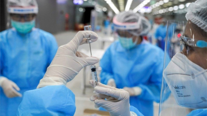 Thái Lan đã triển khai chiến dịch tiêm chủng nhưng đang thiếu thụt nguồn vacxin. Ảnh: Reuters.