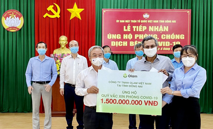 Đại diện Ủy ban Mặt trận Tổ quốc Việt Nam tại Đồng Nai nhận gói tài trợ 1,5 tỷ đồng từ Olam Việt Nam.