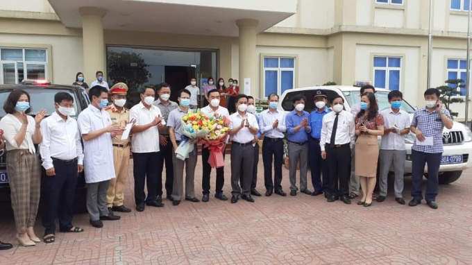 Đoàn cán bộ và nhân viên y tế trong Tổ công tác đón người dân của tỉnh Hà Tĩnh đã lên đường vào TP HCM. Ảnh: Tân Đại Minh.