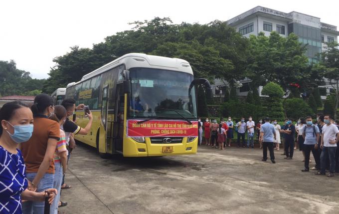 Đoàn y, bác sĩ của tỉnh Lào Cai lên đường chi viện cho tỉnh Bình Dương phòng, chống dịch Covid-19 vào sáng 23/7. Ảnh: N.N.