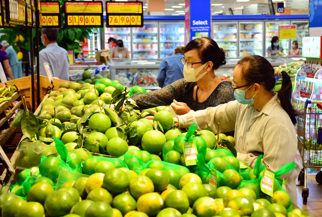 Người dân chọn mua nông sản trong siêu thị.