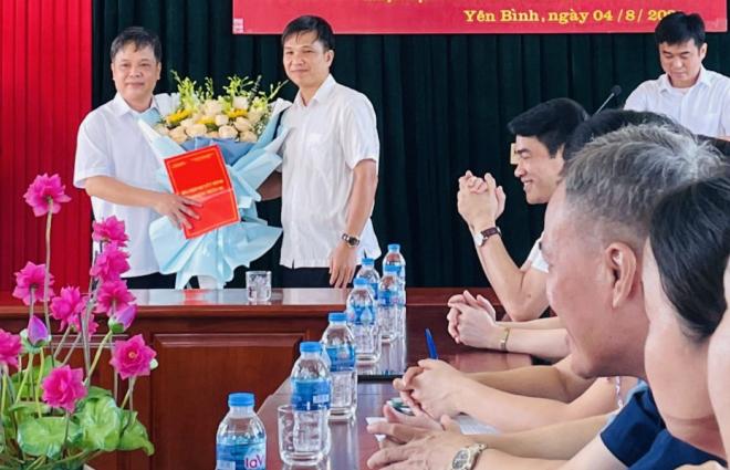 Ông Nguyễn Đức Điển - Phó Giám đốc Sở NN-PTNT Yên Bái (bên phải) - trao quyết định của Chủ tịch UBND tỉnh cho ông Lại Thế Hùng. Ảnh: CTV.