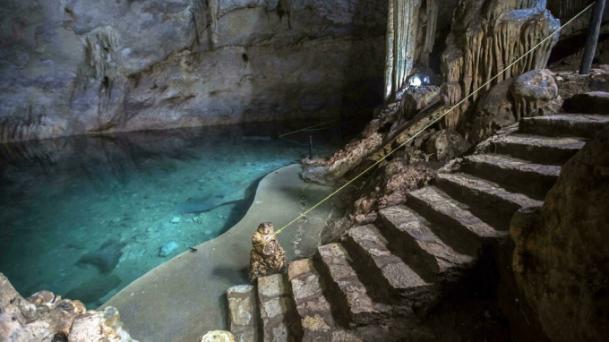 Những hố sụt chứa đầy nước ở Mexico được người Maya coi là 'giếng thánh'. Ảnh: AFP.