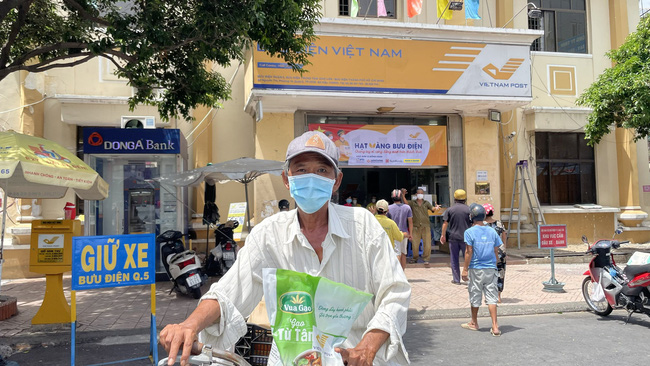 Trong 3 tuần qua, Vietnam Post đã tổ chức triển khai hơn 3.400 điểm cung cấp hàng hóa thiết yếu, bình ổn giá tại các tỉnh đang thực hiện giãn cách xã hội. Ảnh: Dân sinh.