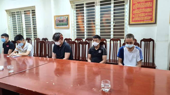 Nguyễn Huy Hoàng (áo đen ngoài cùng bên trái) là đối tượng thứ 5 có liên quan đến vụ cướp tài sản bị Cơ quan CSĐT CAQ Nam Từ Liêm bắt giữ.
