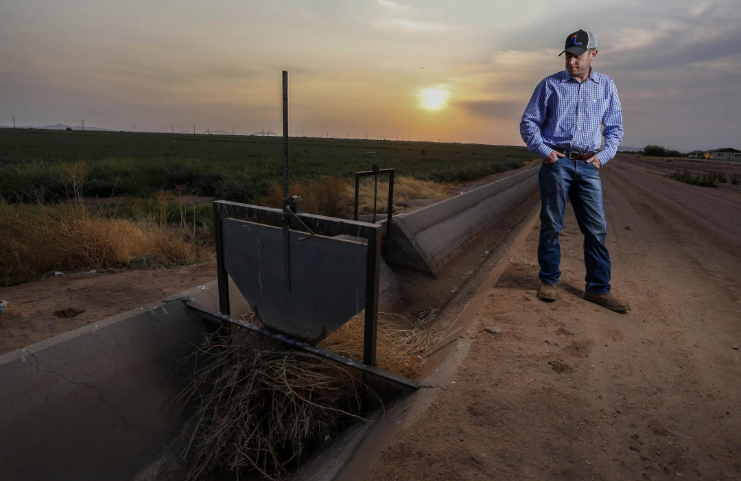 Will Thelander, 34 tuổi, nhìn vào một kênh tưới tiêu khô cạn trong khuôn viên trang trại gia đình ở Casa Grande, Arizona (ngày 22/7/2021). Ảnh: AP.