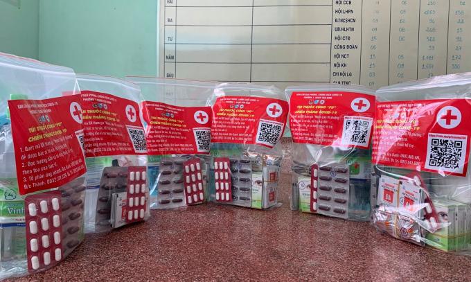 Ban Chỉ đạo phòng chống dịch Covid-19 phường 1, quận Tân Bình, TP.HCM tổ chức phát 100 'Túi thuốc cùng F0 chiến thắng Covid-19' cho các trường hợp F0 đang cách ly tại nhà. Ảnh: BCĐ phường 1 Tân Bình.