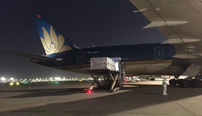 Lô vacxin được vận chuyển lên máy bay của Vietnam Airlines tại sân bay Bắc Kinh, trước khi về Việt Nam.