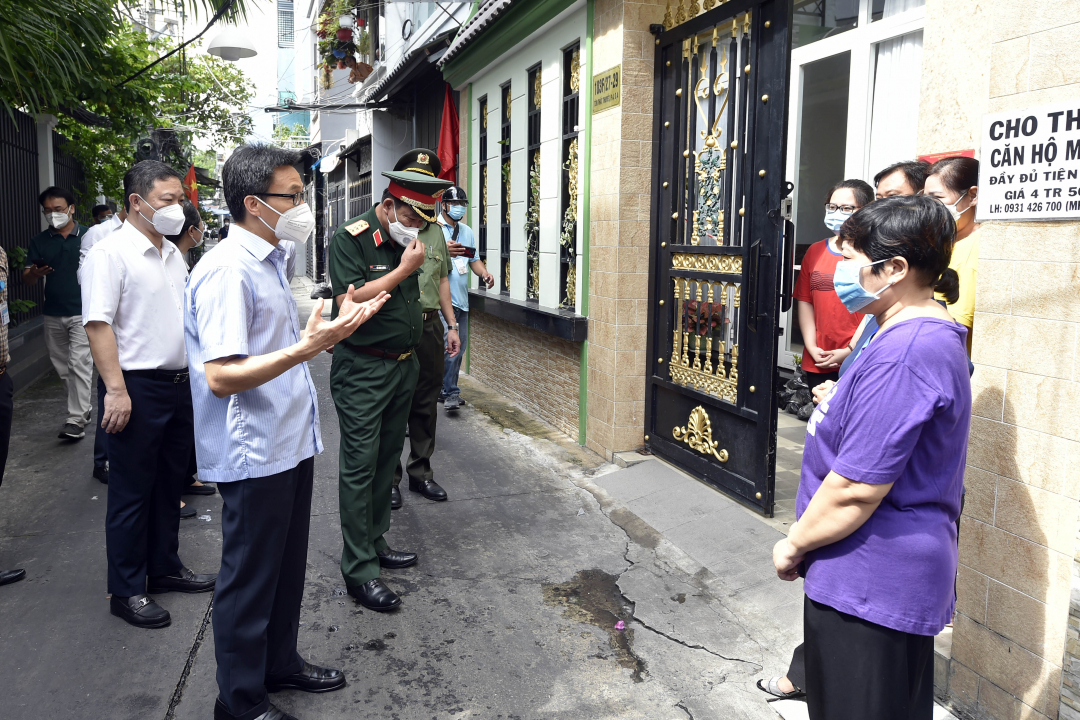 Phó Thủ tướng trò chuyện với gia đình anh Nguyễn Khắc Hiếu có người nhiễm Covid-19 đang điều trị tại nhà ở hẻm 76, đường Tôn Thất Thuyết, Quận 4.