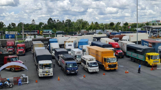 Rất nhiều xe tải, xe bồn bị dồn ứ ở cửa ngõ thành phố Cần Thơ.