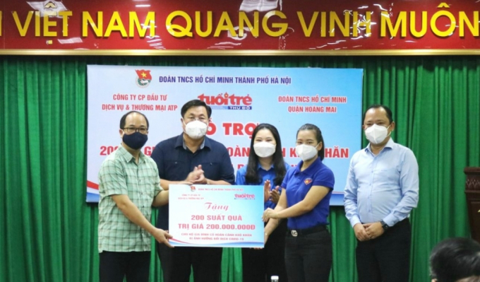 Lãnh đạo quận Hoàng Mai, Thành đoàn Hà Nội, báo Tuổi trẻ Thủ đô và Công ty Cổ phần đầu tư thương mại và dịch vụ ATP trao hỗ trợ cho 200 hộ gia đình có hoàn cảnh khó khăn trên địa bàn quận Hoàng Mai.