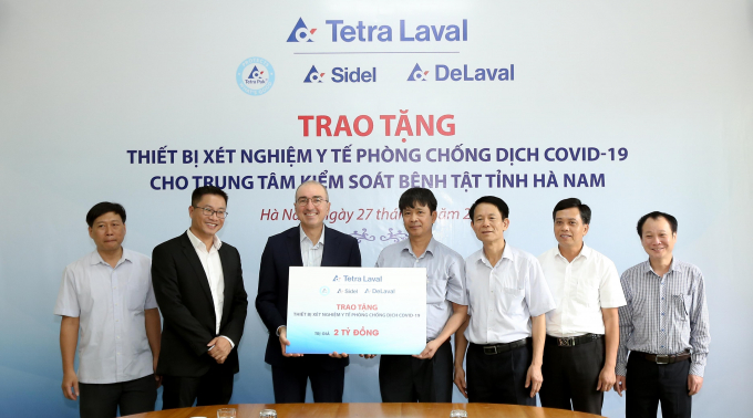 Tetra Pak cũng trao tặng máy xét nghiệm RT-PCR trị giá 80.000 euro tương đương 2 tỷ đồng cho Trung tâm Kiểm soát bệnh tật tỉnh Hà Nam.