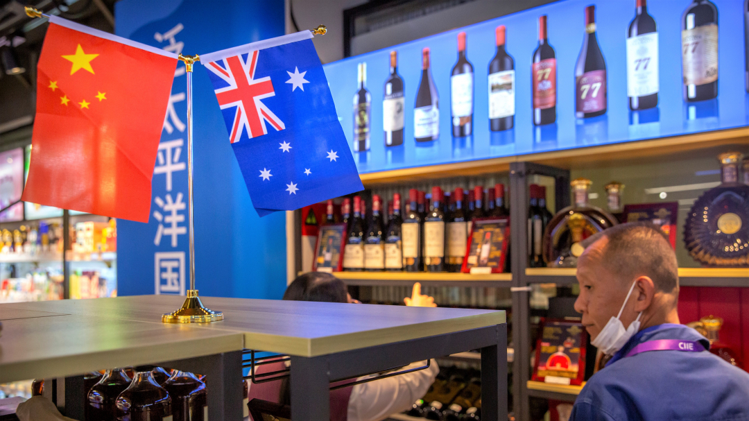 Rượu vang Úc được trưng bày tại Thượng Hải. Thuế chống bán phá giá của Bắc Kinh đối với rượu chỉ là một vấn đề trong mối quan hệ ngày càng trở nên băng giá giữa Canberra - Bắc Kinh. Ảnh: AP.