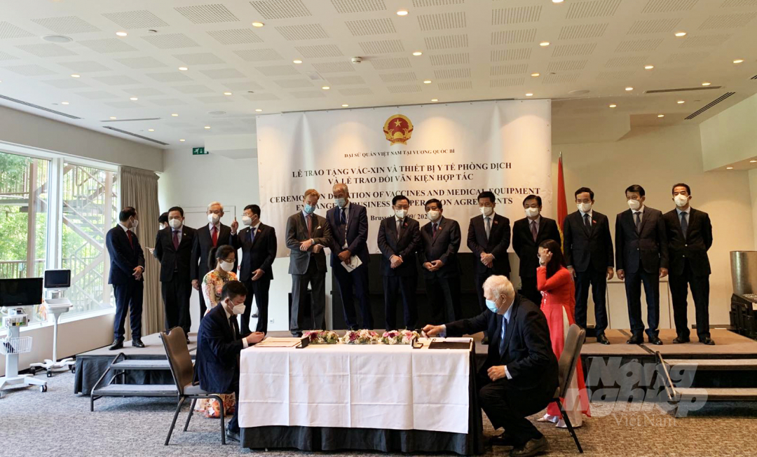 Overview of the signing ceremony of the Memorandum of Understanding on cooperation in the development of wind-powered water desalination technology in the South Central Coast and the Mekong Delta. 