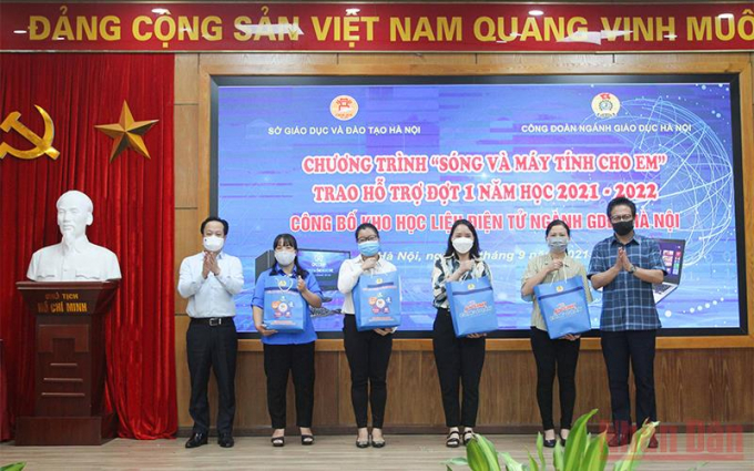 Trao quà tặng tại chương trình.