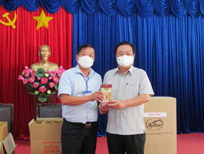 Lãnh đạo Sở NN-PTNT tỉnh Cà Mau giới thiệu sản phẩm OCOP với Bộ trưởng cùng đoàn công tác.