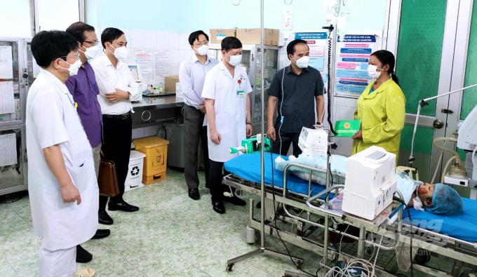 Lãnh đạo tỉnh Tuyên Quang thăm hỏi tình trạng của các bệnh nhi tại Bệnh viện đa khoa tỉnh Tuyên Quang. Ảnh: Tư liệu.