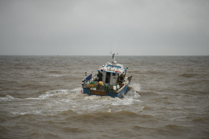 Một chiếc thuyền đánh cá rời cảng đánh cá Bridlington Harbour vào Biển Bắc ở Bridlington, đông bắc nước Anh. Ảnh: Getty.