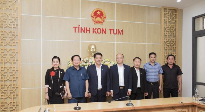 Lãnh đạo 2 Tập đoàn Hùng Nhơn và Tập đoàn De Heus chụp ảnh lưu niệm với lãnh đạo UBND tỉnh Kon Tum.