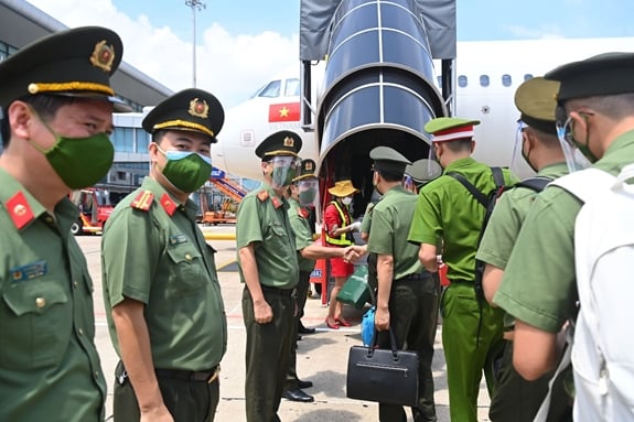Cán bộ, chiến sĩ Công an nhân dân lên chuyến bay của Vietjet từ Hà Nội vào TP Hồ Chí Minh ngày 6/9.