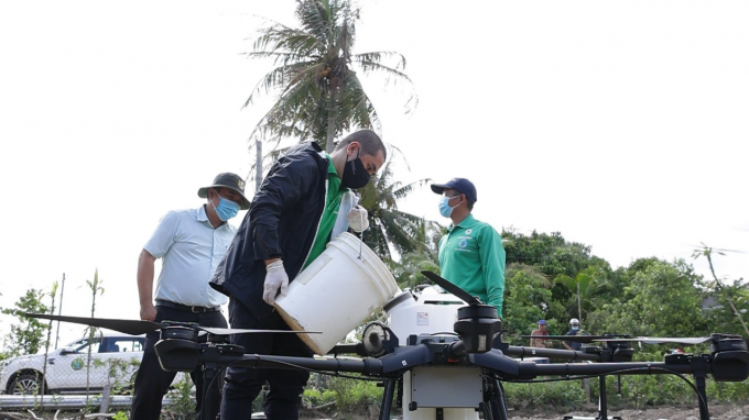 Drone sử dụng sản phẩm của Tập đoàn Lộc Trời phun cho cây dừa.
