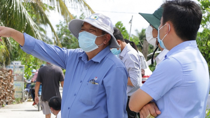 Ông Huỳnh Quang Đức, Phó Giám đốc Sở NN- PTNT Bến Tre tham gia chỉ đạo phòng chống sâu đầu đen hại dừa.
