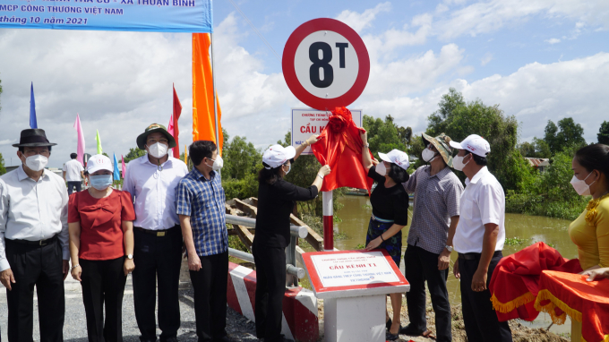 Một trong số các cây cầu giao thông nông thôn được cắt băng khánh thành.