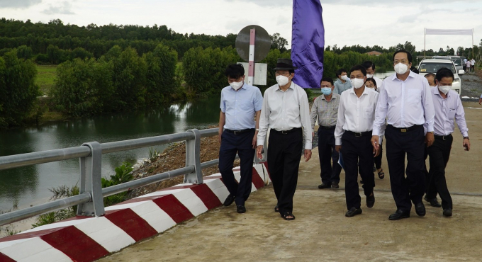 Nguyên Chủ tịch nước Trương Tấn Sang cùng các đại biểu đi trên một trong số các cây cầu giao thông nông thôn được khánh thành trong dịp này.