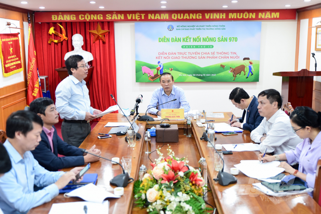 Ông Tống Xuân Chinh (đứng), Phó Cục trưởng Cục Chăn nuôi (Bộ NN-PTNT), phát biểu khai mạc diễn đàn.