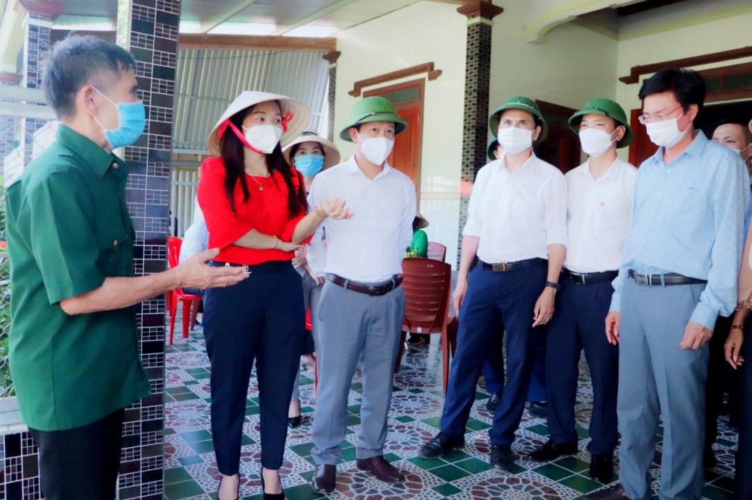 Lãnh đạo các cấp thăm và trò chuyện với người dân thôn Hoa Thị, xã Thọ Điền.