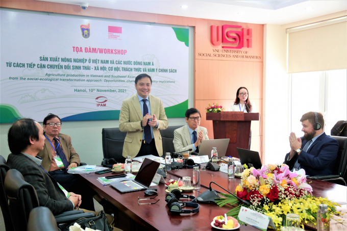 Các diễn giả thảo luận sôi nổi tại Tọa đàm 'Sản xuất nông nghiệp ở Việt Nam và các nước Đông Nam Á từ cách tiếp cận chuyển đổi sinh thái xã hội: Cơ hội, thách thức và hàm ý chính sách'
