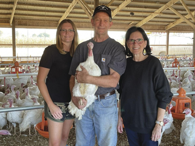 Vợ chồng Dave Zerbe, Barbara Esbenshade Zerbe và Erin, con gái họ, bên trong trang trại gà tây của gia đình tại Ronks (Pennsylvania, Hoa Kỳ). Ảnh: LancasterFarming.