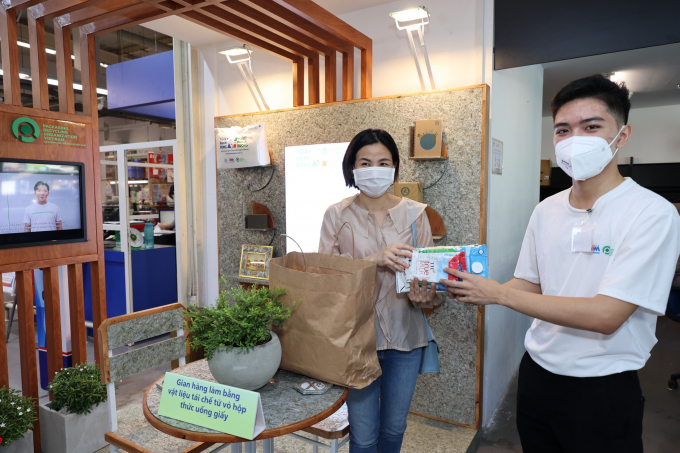 Mô hình thu gom vỏ hộp giấy giúp người Việt thực hiện lối sống xanh, nâng cao nhận thức về môi trường và đem đến trải nghiệm mua sắm ý nghĩa hơn.