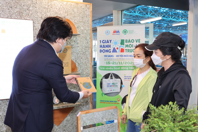 Khách đến tham quan gian trưng bày các sản phẩm tái chế từ vỏ hộp giấy đã qua sử dụng.