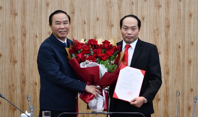 Thứ trưởng Phùng Đức Tiến (bên trái) trao Quyết định bổ nhiệm cho ông Nguyễn Xuân Chinh. Ảnh: VG.