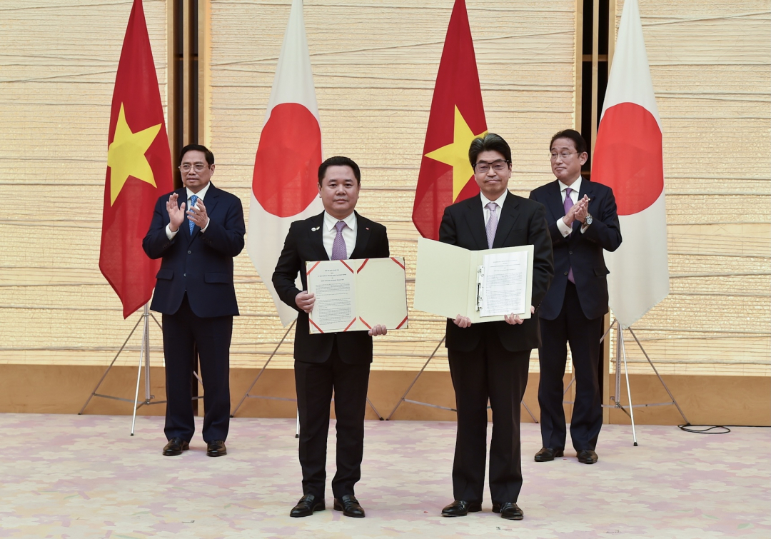 Hai Thủ tướng chứng kiến các bộ, ngành, cơ quan, doanh nghiệp 2 nước ký kết, trao đổi 11 văn kiện hợp tác. Ảnh: VGP/Nhật Bắc.