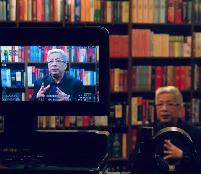 Nhóm làm phim phỏng vấn Thượng tướng Nguyễn Chí Vịnh, nguyên Ủy viên Trung ương Đảng, nguyên Thứ trưởng Quốc phòng.