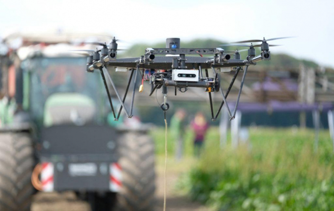 Drone rất hiệu quả, có chi phí thấp hơn so với việc sử dụng nhân viên trên mặt đất hoặc một phương tiện bay có người lái để lập bản đồ cây trồng hay tưới cây. Ảnh minh họa: AgAir.