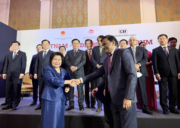 Bà Trương Tú Phương, Chủ tịch Hội đồng quản trị Công ty Cổ phần Tập đoàn phát triển khu Công nghiệp Đô thị - Đại An cùng lãnh đạo Công ty Sri Avantika Contractors Ltd sau lễ ký kết.