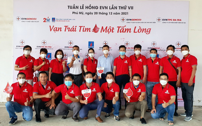 Người lao động KĐN tham gia Chương trình Hiến máu nhân đạo 'Vạn trái tim - Một tấm lòng'.