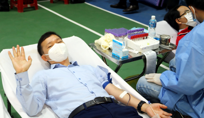 Đồng chí Phó Giám đốc KĐN tham gia với tinh thần 'Cho đi là còn mãi', góp phần cùng 'Ngân hàng máu' quốc gia.