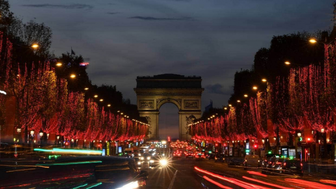 Lễ đón giao thừa truyền thống gần Đại lộ Champs-Elysees của Paris không diễn ra trong năm nay. Ảnh: Getty.