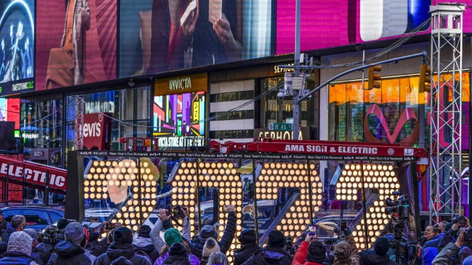 Thành phố New York đang sẵn sàng đón năm mới bằng cách hồi sinh lễ đón giao thừa hàng năm ở Quảng trường Thời đại. Ảnh: AP.