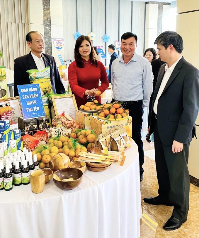 Nông sản của các xã nông thôn mới huyện Phù Yên giới thiệu với thị trường Hà Nội.