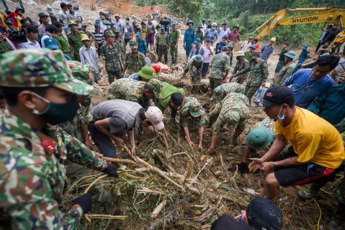 Quân đội hỗ trợ tìm kiếm các nạn nhân mất tích trong một vụ sạt lở đất tại Quảng Nam.
