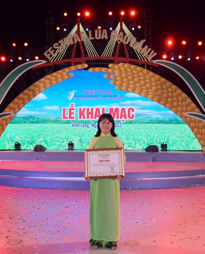 Đại diện Lộc Trời nhận bảng vinh danh Giống lúa OM 18 - Gạo thơm chất lượng cao được trồng nhiều nhất Việt Nam.