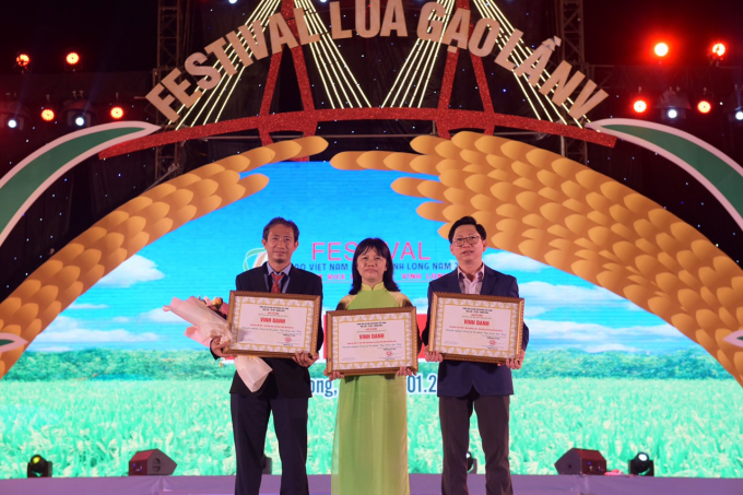 Đại diện Tập đoàn Lộc Trời nhận bảng vinh danh 3 sản phẩm tại Festival lúa gạo Việt Nam được tổ chức lần 5 tại Vĩnh Long ngày 7/1/2022.